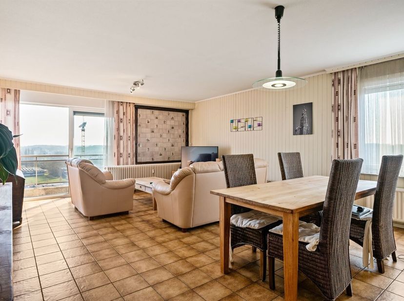 Ontdek dit appartement op de 13e verdieping van een verzorgd gebouw met lift, ideaal gelegen op de Bosuil in Deurne. Dankzij de centrale ligging bevin
