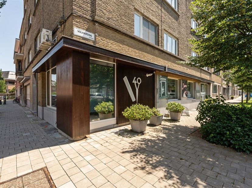 Local commercial polyvalent de 128 m² à vendre dans le quartier des Expositions. Idéal pour les professions libérales<br />
Ce spacieux local commerci