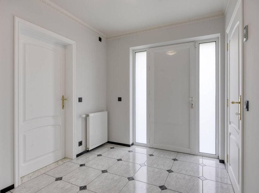 De woning is oorspronkelijk gebouwd in 1992, maar is door de jaren heen met ontzettend veel liefde onderhouden en structureel gemoderniseerd. U geniet