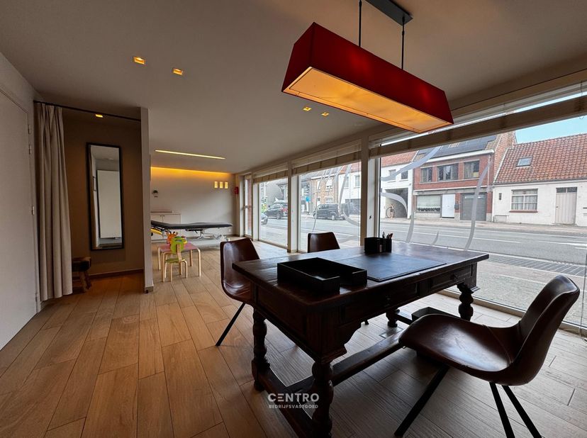 Bent u op zoek naar een instapklare handelsruimte op een commerciële toplocatie?<br />
Deze moderne handelsruimte van 83 m², momenteel ingericht als p