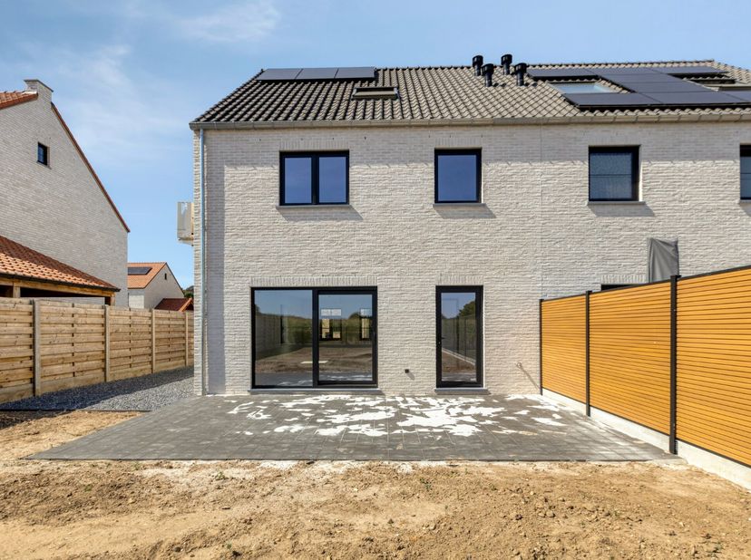 OMSCHRIJVING:<br />
- GELIJKVLOERS: Inkomhal met gastentoilet, doorzonwoonkamer, open keuken met groot schuifraam dat toegang biedt naar het terras, b