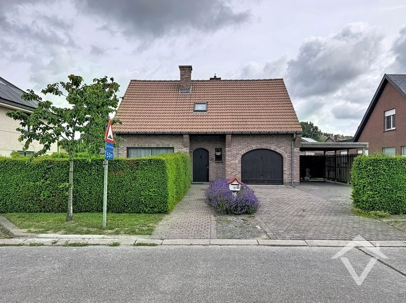 Bent u op zoek naar een verzorgde woning met voldoende ruimte, een praktische indeling en een rustige ligging? Dan is deze charmante gezinswoning in S