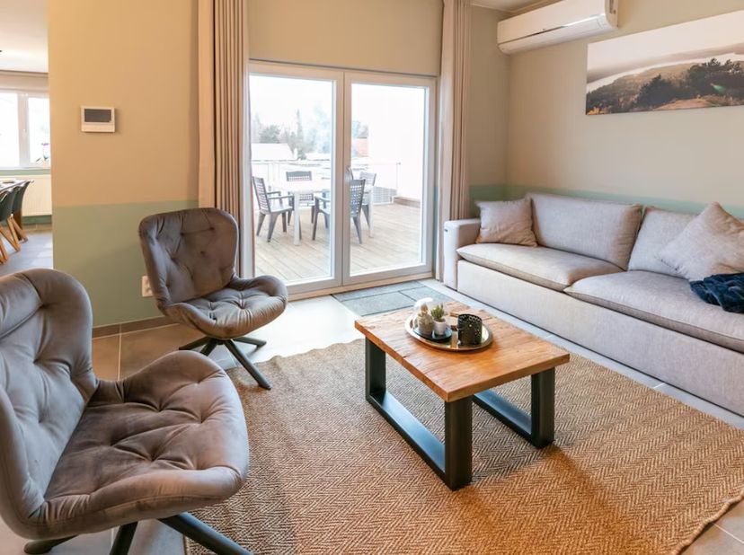 Bent u op zoek naar een ruim en stijlvol appartement te huur in Maasmechelen? Dan is dit prachtige duplex appartement aan de Pauwengraaf 30 bus 3 prec