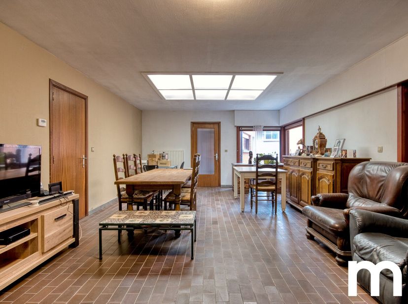 Deze eigendom biedt uitzonderlijk veel ruimte, comfort en flexibiliteit. Perfect voor grote gezinnen, kangoeroewonen of een combinatie van wonen en we
