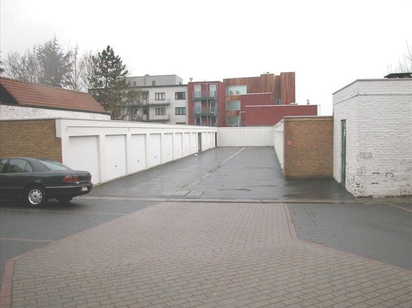 Droge garage in centrum te huur, vrij vanaf 01 december 2026, gelegen achteraan een appartementsgebouw met tunneldoorgang naar achter.<br />
Geen elek