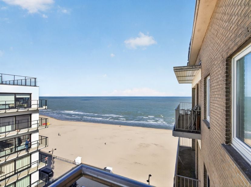 Op een toplocatie op de zeedijk van Middelkerke bevindt zich deze uitzonderlijk stijlvol gerenoveerde studio met een hoogwaardige afwerking, prachtige