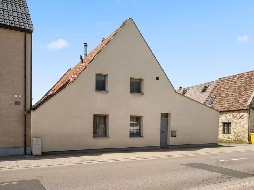 Cette maison unifamiliale prête à emménager et économe en énergie combine de superbes volumes et un agencement pratique, offrant une surface habitable