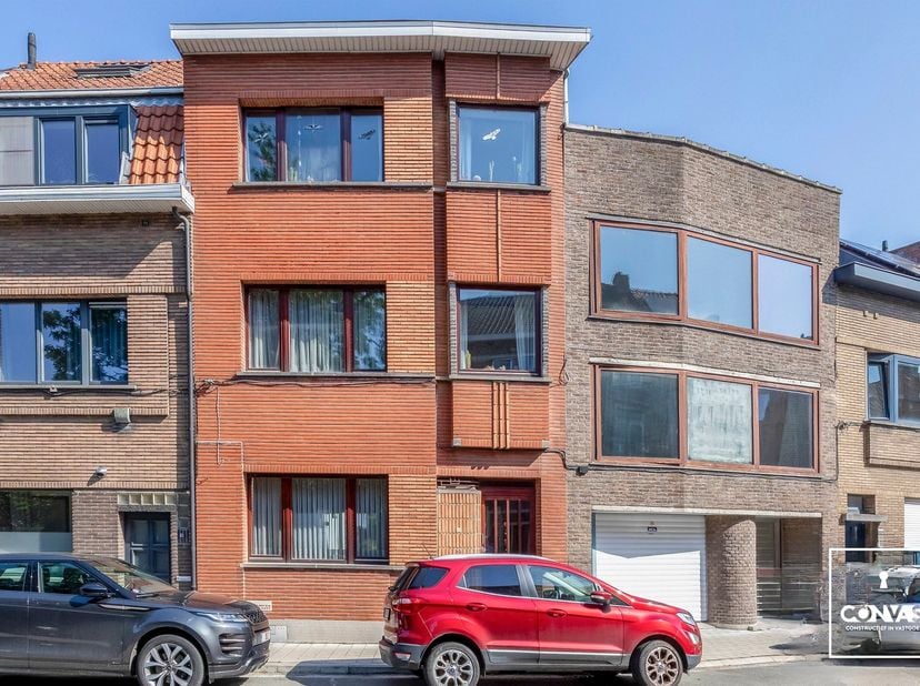 Deze woning is uitstekend gelegen tussen het station Gent-Sint-Pieters en het UZ Gent. Lokale handelaars, scholen en op- en afritten bevinden zich nab
