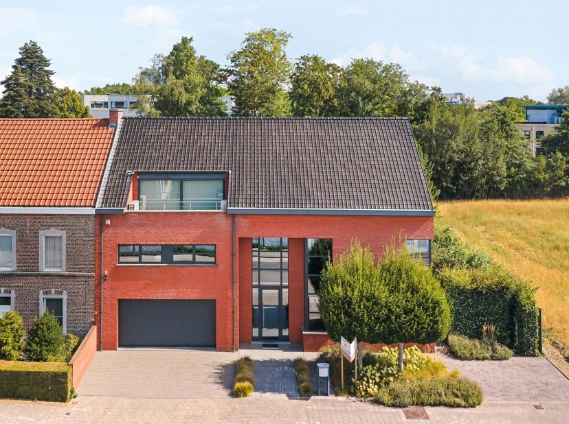 Moderne woning op een uitstekende locatie in Zwijnaarde met vlotte verbindingen naar de E40 en E17 en vlakbij het Technologiepark.<br />
<br />
Deze l