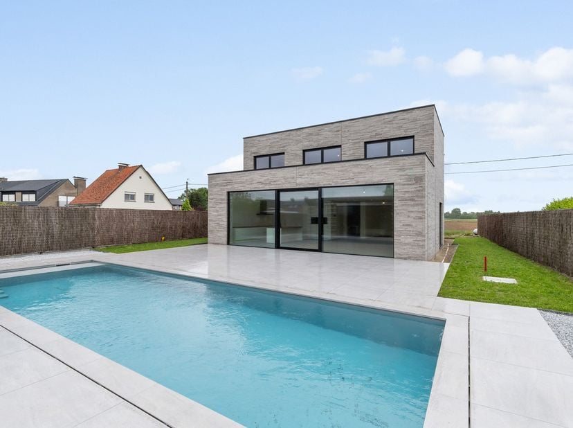 Ontdek deze schilderklare nieuwbouwwoning in Zulte met een bewoonbare oppervlakte van maar liefst 326 m². Ruimte, comfort en energie-efficiëntie komen