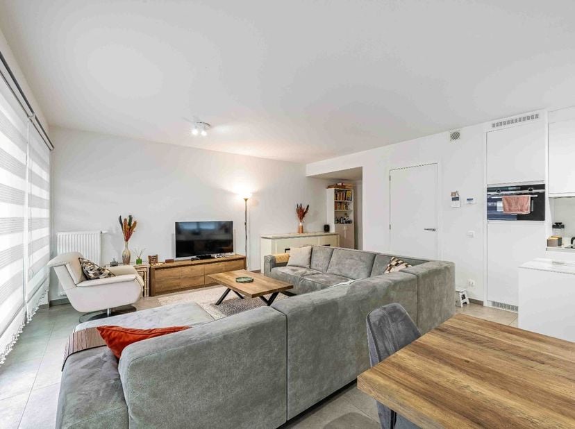 - Uitstekende ligging met vlotte verbinding: Menenstraat 116 bus 0001 in Wevelgem<br />
- Recent (2019) en instapklaar appartement<br />
- Energiezuin