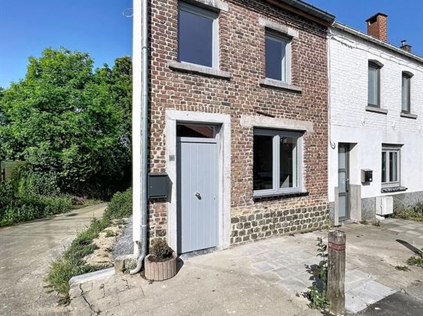 A proximité du centre et de toutes ses commodités, Century 21 Immo Dewaele est ravi de vous présenter cette maison 3 façades entièrement rénovée par d