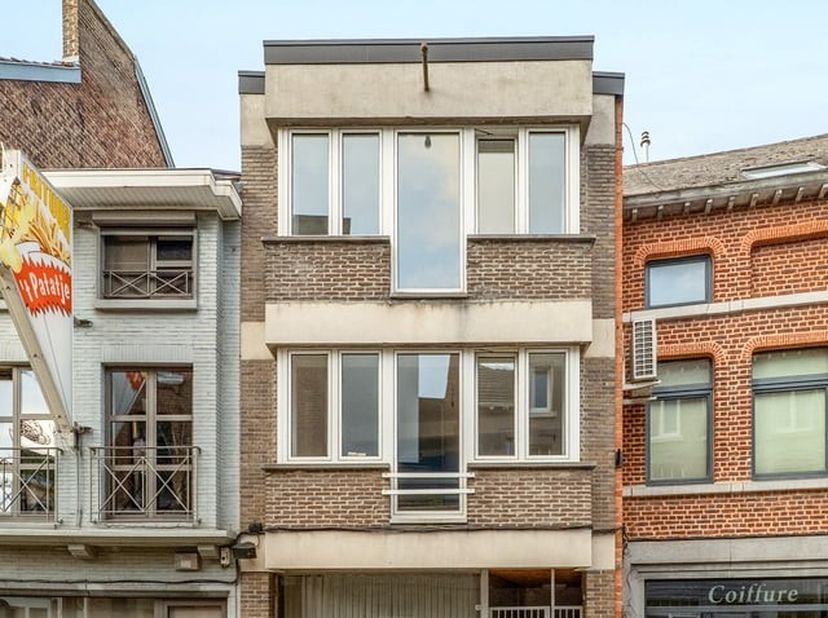 In het stadscentrum van Sint-Truiden kunnen we deze handelsruimte terugvinden in de Diesterstraat ter hoogte van nummer 37-39.<br />
<br />
Grote troe