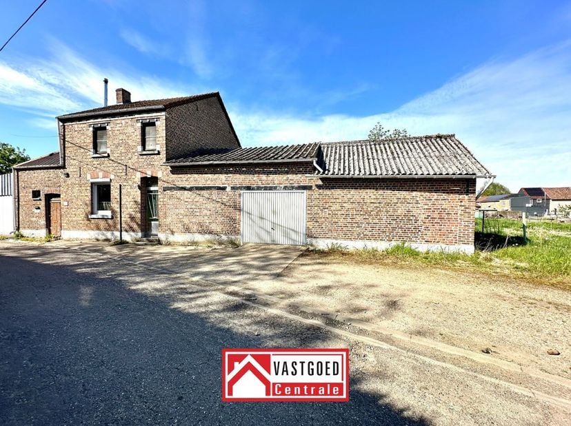 Woning op een perceel van 11a 87ca met ruime tuin, gelegen in het rustige en aangename Lauw.<br />
<br />
Het eigendom is rustig gelegen en bevindt zi