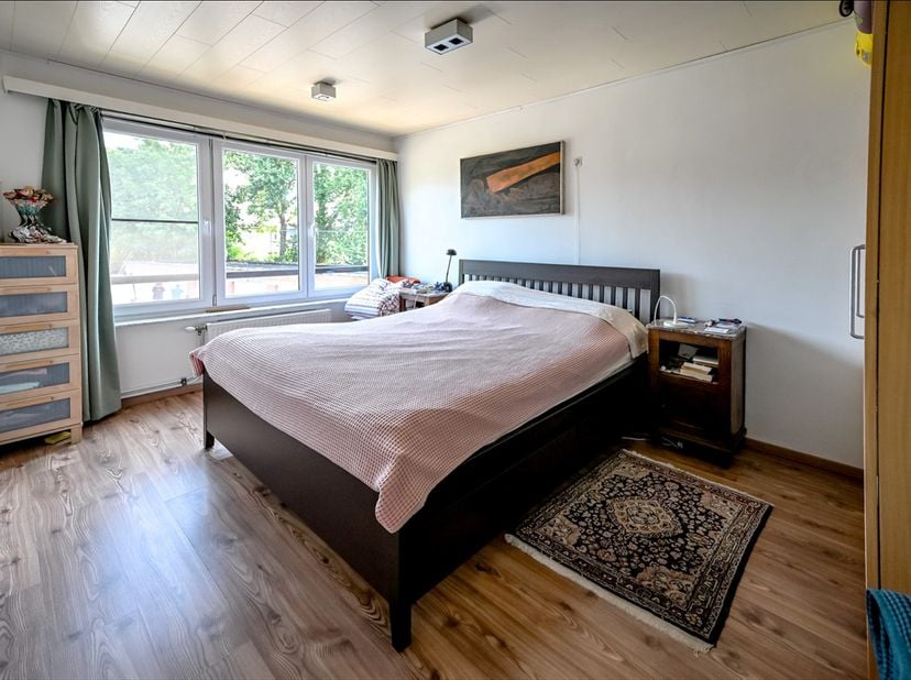 Rustig gelegen appartement gelegen op de eerste verdieping (126m²) met inkom, berging, apart toilet, living (31m²), keuken met koelkast en oven, 3 sla