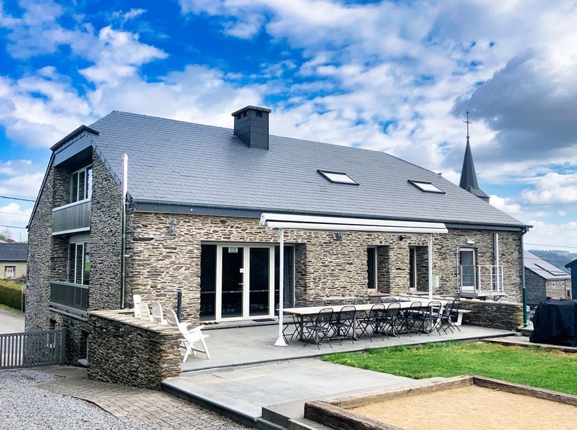 Rez: hall d'entrée, petite salle de sport avec sauna, douche et frigo, à l'arrière garage avec chaufferie et évier, 4 chambres avec chacune sa salle d