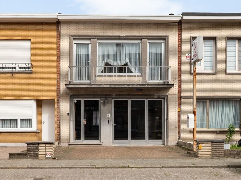 Deze woning is erg centraal gelegen in het gezellige grensdorp Putte (Kapellen). U vindt winkels, scholen en het openbaar vervoer allemaal op wandelaf