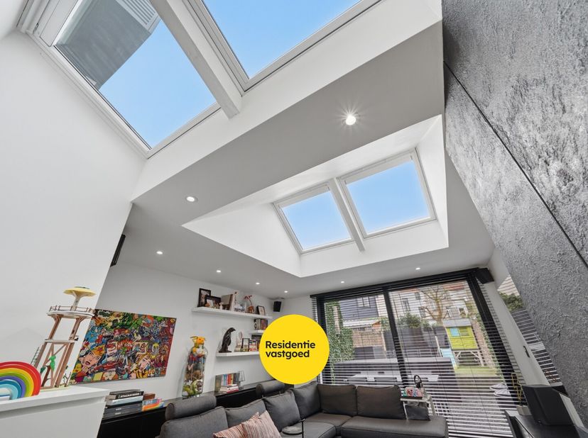Deze volledig gerenoveerde woning (2016) combineert charme met modern comfort en is ideaal gelegen vlakbij diverse voorzieningen!<br />
Op het gelijkv