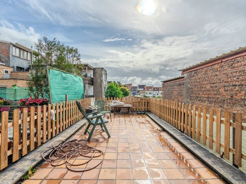 Ontdek deze ruime bel-etagewoning te koop, gelegen langs de Dokter Eduard Moreauxlaan te Oostende. Dit eigendom bevindt zich op een absolute toplocati