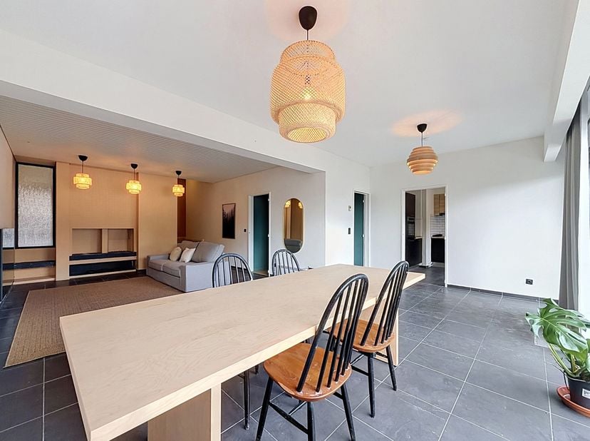 EasyHome vous présente cet appartement 3 chambres de 126m² habitables. Situé à deux pas de l'université de Charleroi, il est idéal pour y faire de la