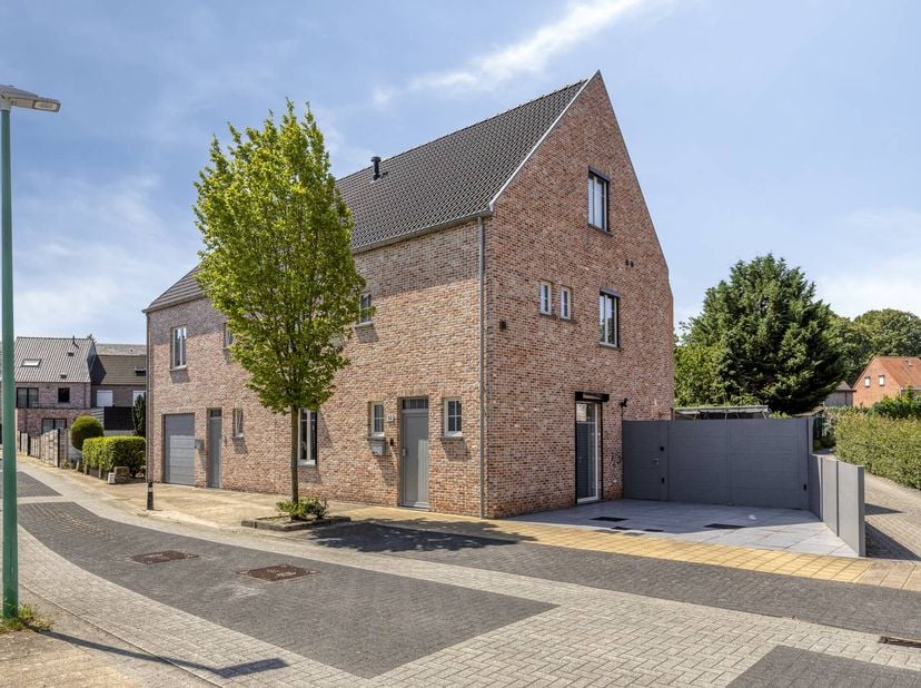 Indeling als volgt:<br />
Gelijkvloers:<br />
U betreedt de woning via de representatieve inkomhal, die toegang biedt tot het afzonderlijke gastentoil