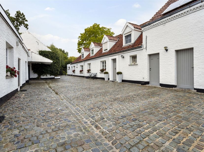 Immo Leolux biedt deze unieke en karaktervolle hoeve aan, waar rust, ruimte en veelzijdige mogelijkheden samenkomen. De eigendom is landelijk gelegen