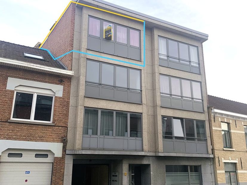 Dit appartement op de derde verdieping biedt een aangename woonomgeving met veel licht en een uitstekende bereikbaarheid.<br />
De inkomhal geeft toeg