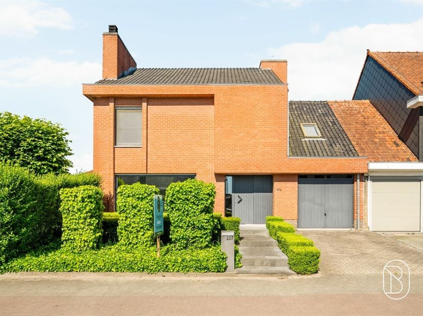 Op zoek naar een ruime en instapklare gezinswoning met tal van mogelijkheden? <br />
Deze verzorgde woning in Gullegem combineert comfortabele leefru