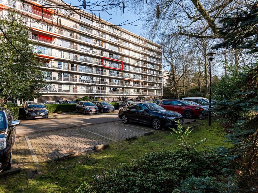 Ruim en instapklaar appartement (112m²), gelegen in een mooi groen domein, voorzien van 3 slaapkamers en 2 grote en zonnige terrassen met open zicht o