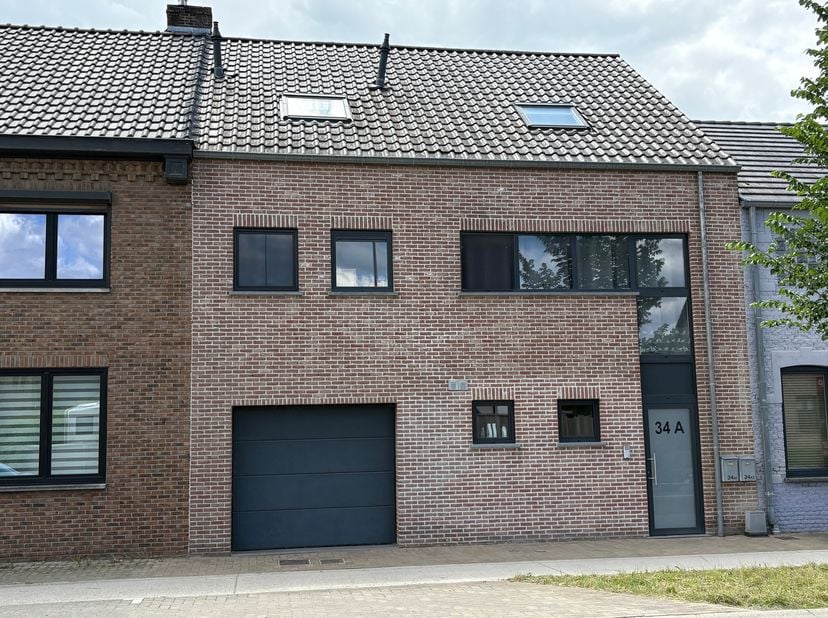 Dit goed afgewerkt appartement situeert zicht op de 1ste verdieping en dakverdieping.<br />
De woonoppervlakte bedraagt maar liefst 120 m², terras 27