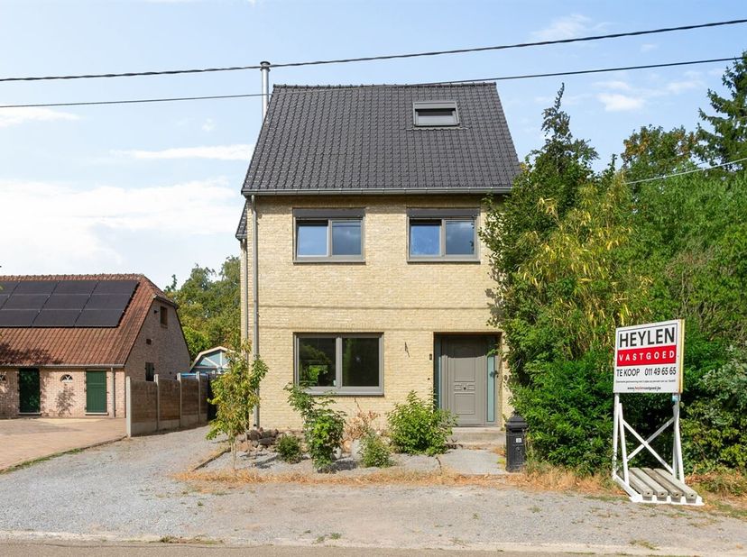 Ruime gezinswoning met 3 slaapkamers in Achel. <br />
Op zoek naar een woning met ruimte, rust en een uitstekende ligging? Deze charmante woning uit 1