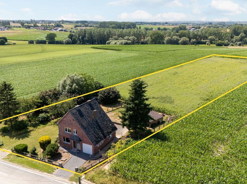 Graag bieden wij u deze solide woning aan, gelegen in Tollembeek. Op het gelijkvloers bevinden zich een inkomhal, een lichtrijke leefruimte met aanslu