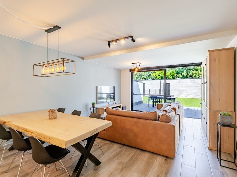 Ligging &amp; indelingIn het centrum van Evergem bevindt zich dit exclusief afgewerkte gelijkvloerse appartement in de recente residentie "Sanglier". Een
