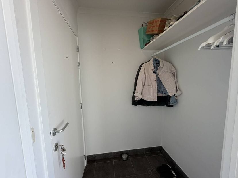 Dit ruime duplex appartement van 114 m² bevindt zich op de eerste verdieping en geniet van een uitstekende ligging binnen de Grote Ring van Hasselt, v