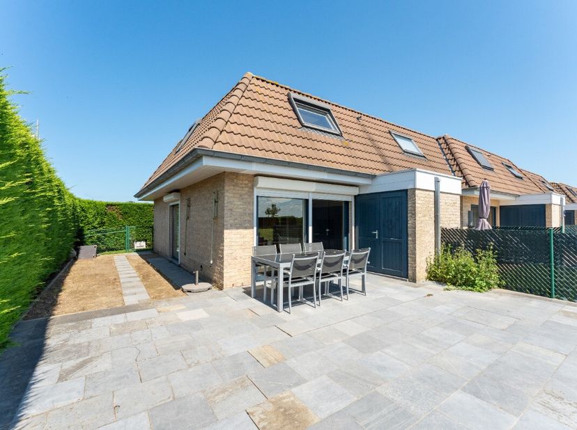 Te koop: ruime vakantiewoning in het vakantiepark "Princess Garden II", gelegen aan de Westendelaan. Deze instapklare vakantiewoning biedt een praktis
