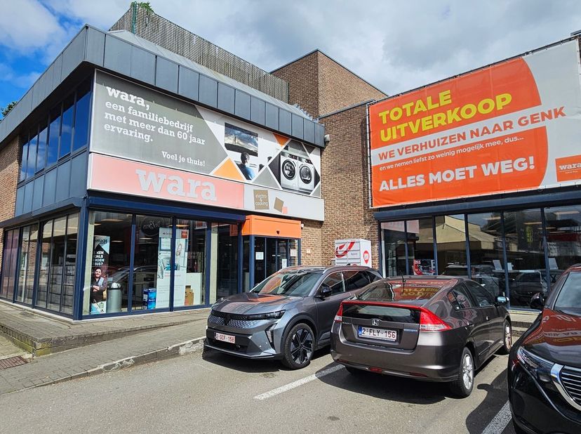 HANDELSPAND TE HUUR IN PELT<br />
Op zoek naar een commerciële toplocatie met maximale zichtbaarheid? Dit multifunctionele handelspand in Pelt biedt