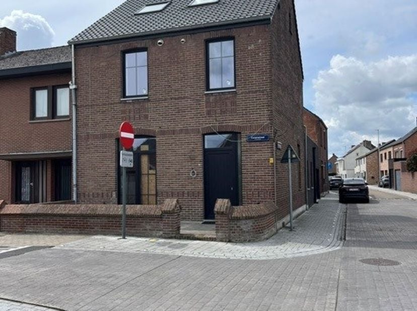 Duplex-appartement (2 slaapkamers) met garage en zuid-terras te Bree-centrum (vernieuwbouw):<br />
- Volledig gerenoveerd in 2025-2026<br />
- Bewoonb