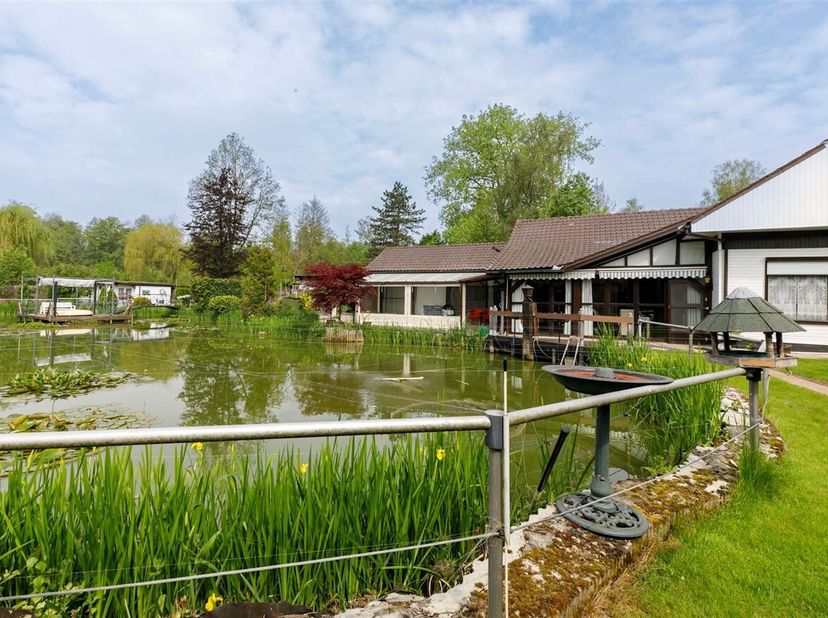 Rustig gelegen instapklare vakantiewoning op ca 17are<br />
Vakantie in eigen tuin op dit prachtig perceel met grote vijver. <br />
De vakantiewoning