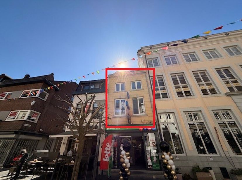 Dit duplex appartement, gelegen in het centrum van Maaseik, biedt een praktische indeling en aangenaam wooncomfort op een centrale ligging. Via de pri