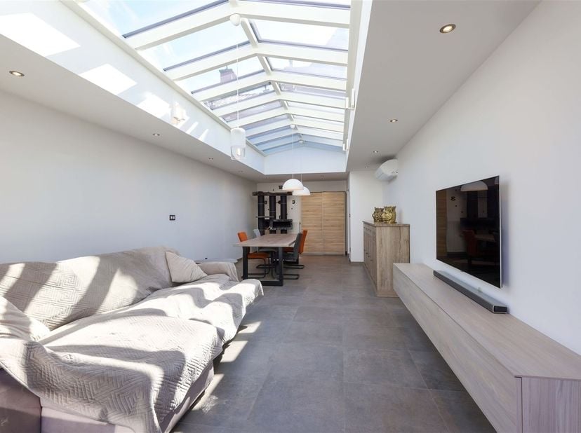 Stijlvol gerenoveerde gezinswoning met 4 slaapkamers op een zonnig perceel van 5a08ca<br />
<br />
Omgeving:<br />
+ Centrale ligging met vlotte be
