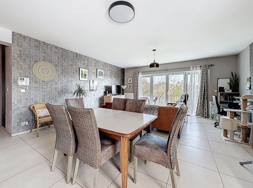 EasyHome heeft het genoegen u dit mooie appartement met 2 slaapkamers van 76 m² voor te stellen, met een prachtig uitzicht op de velden en bossen van