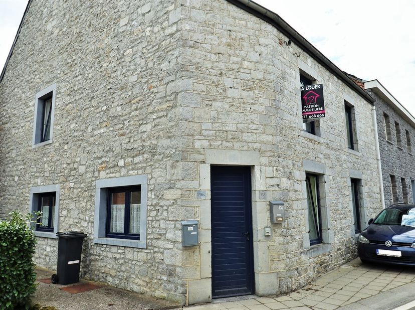 Charmant duplex avec jardin privatif, à louer, à Doische.<br />
<br />
Ce logement, d’une superficie d’environ 120 m², dispose d’un spacieux séjour