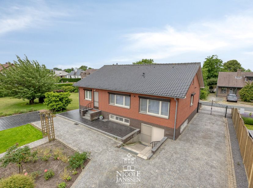 Deze gelijkvloerse gezinswoning is verrassend ruim en praktisch ingedeeld. De woning beschikt over drie slaapkamers, een gezellige tuin en vrijstaande