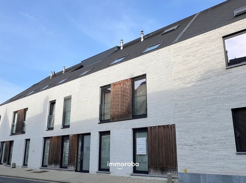 In de Marcel Windelsstraat te Waregem bevindt zich dit recent appartement met 2 slaapkamers, gelegen op het tweede verdiep van de residentie en gebouw