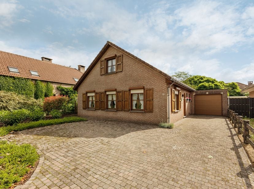 Vrijstaande woning nabij centrum Herentals op 528 m² met o.a. 4 slaapkamers, inpandige garage en aangelegde tuin. EPC: F-label (529 kWh/m²).<br />
Lig