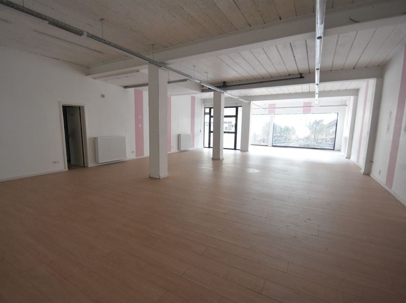 NIEUW: Royaal handelspand (280m²) op een heropgewaardeerde toplocatie in Houthalen-Centrum!<br />
Bent u op zoek naar een commerciële ruimte die klaa