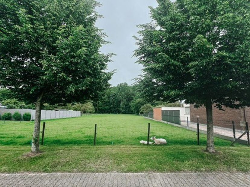 <br />
Ontdek deze prachtige bouwgrond van 15a71ca in Meise, ideaal voor het realiseren van jouw droomwoning. Met goedgekeurde plannen voor een half o
