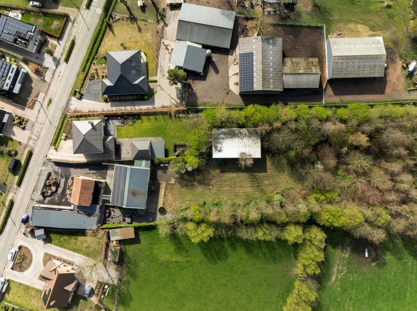 Open bebouwing met ruim werkatelier en loods op 5722 m²<br />
Dankzij de royale perceeloppervlakte van 5722 m² geniet u hier van een unieke combinati