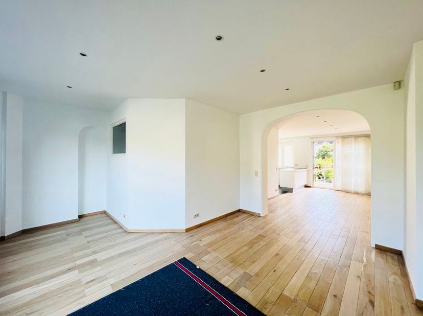 KRAAINEM, idéalement située à proximité de la place Dumon et de ses nombreuses facilités et commerces, belle MAISON (3Ch/1Br/2Sdb) en excellent état (