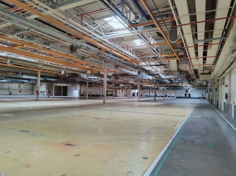 Combinatie van kantoorruimtes, magazijnunits en een centraal meeting- eventcenter te huur op de bedrijvensite Eastech Park van 15,7 hectare. Het park